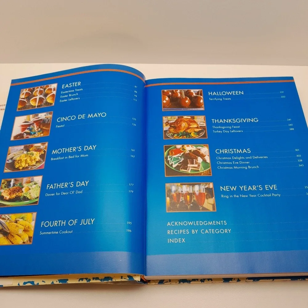 The Pioneer Woman Cooks: A Year of Holidays: 140 Step-by-Step Recipe - VERY GOOD